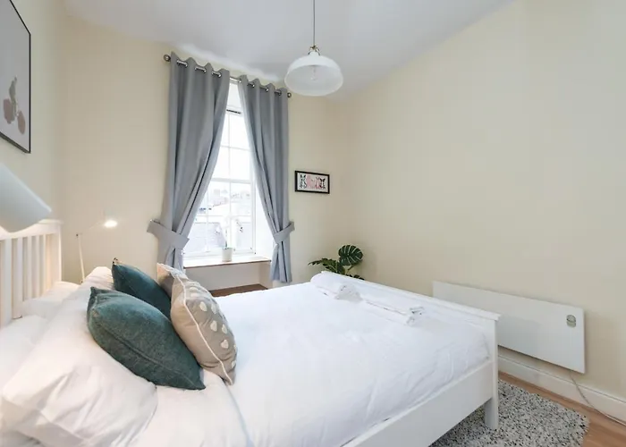 Bright And Modern 2 Bed Apartment