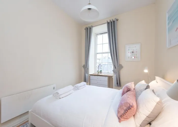 Bright And Modern 2 Bed Apartment *