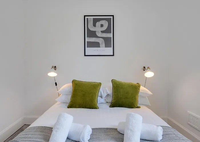 Centre 2 Bedroom Main Door דירה