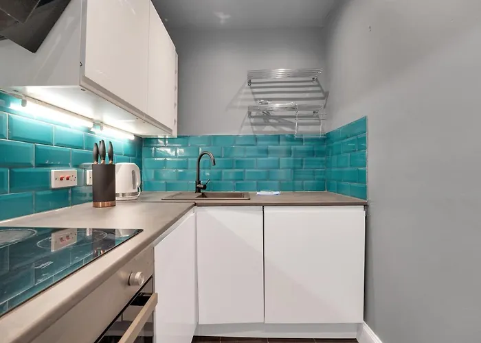 Centre 2 Bedroom Main Door דירה *