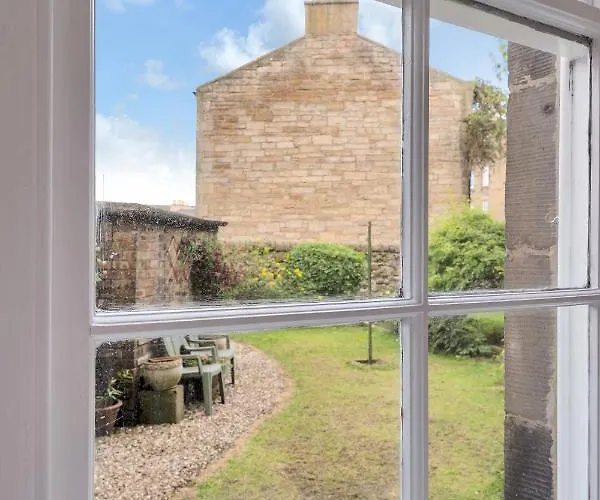 Centre 2 Bedroom Main Door דירה