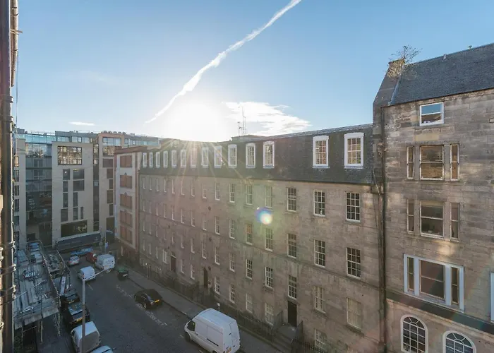 Bright And Modern 2 Bed Apartment *