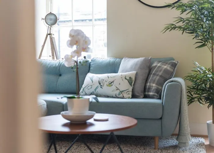 Bright And Modern 2 Bed Apartment