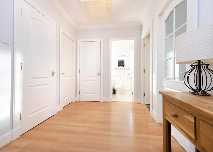 Joivy Modern Flat With Free Parking דירה אדינבורו