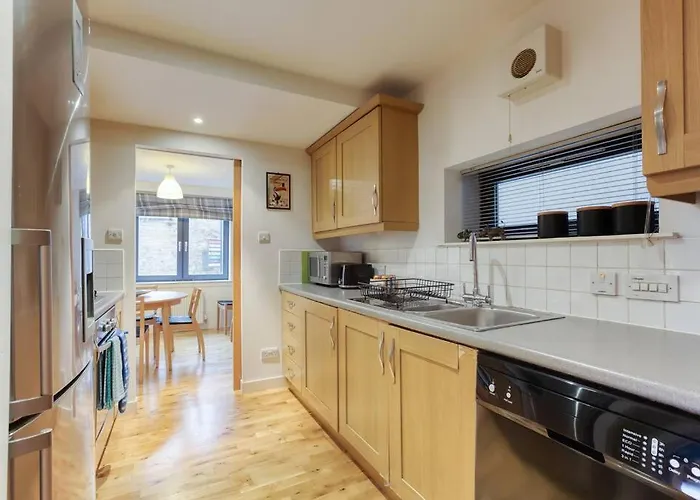 *amazing Location!*in Heart Of The City. 2br & Cot *