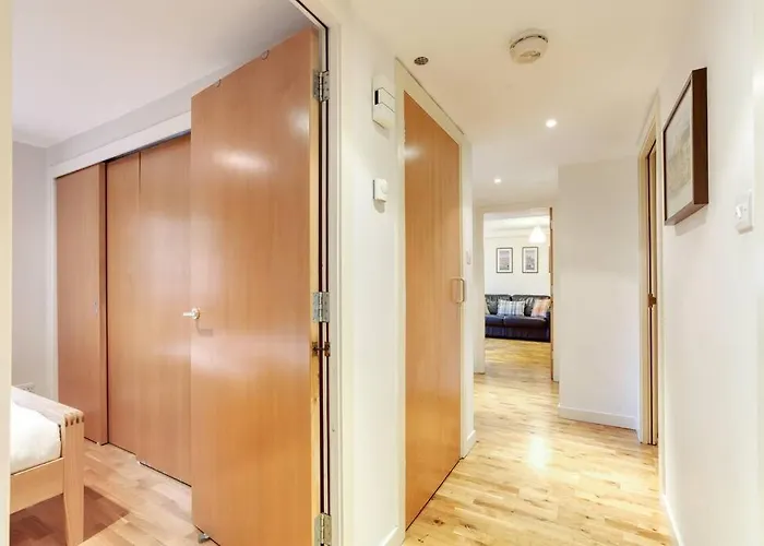 *amazing Location!*in Heart Of The City. 2br & Cot