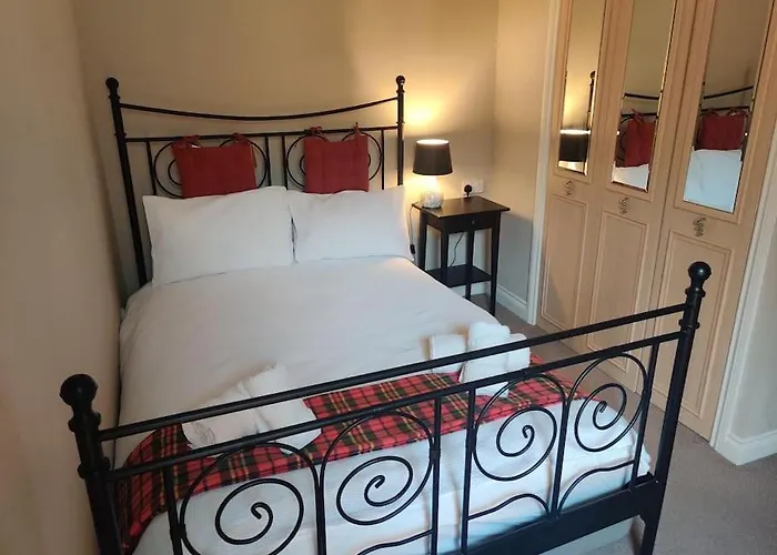 Next To The Palace And Royal Mile With Parking