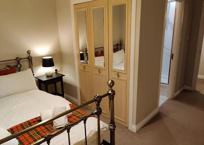 Next To The Palace And Royal Mile With Parking *