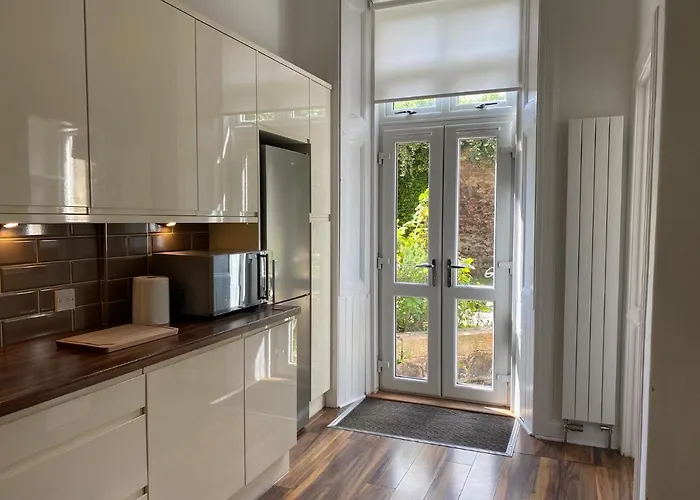Апартаменты Lovely Main Door 2 Bed
