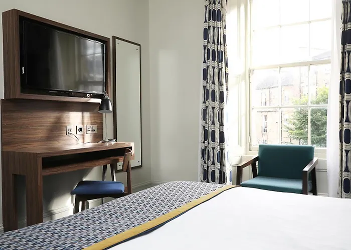 Cairn & 3* Edinburgh