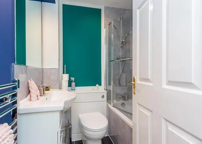 Stylish 2 Bedroom In *