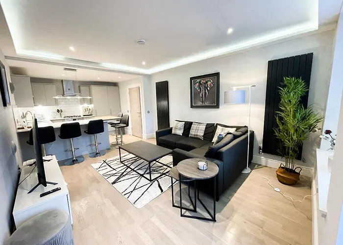 Daire Modern 3 Bedroom Apartment, West End *