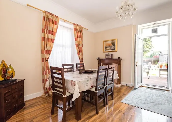 בית נופש Abercorn Semi-detached House אדינבורו