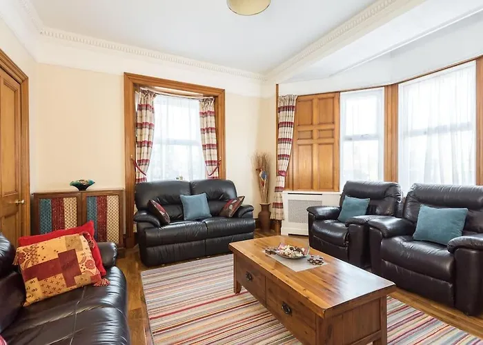 בית נופש Abercorn Semi-detached House *