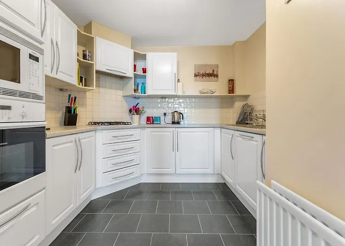 Apartment Modern 1br Flat - Free Parking + Lift