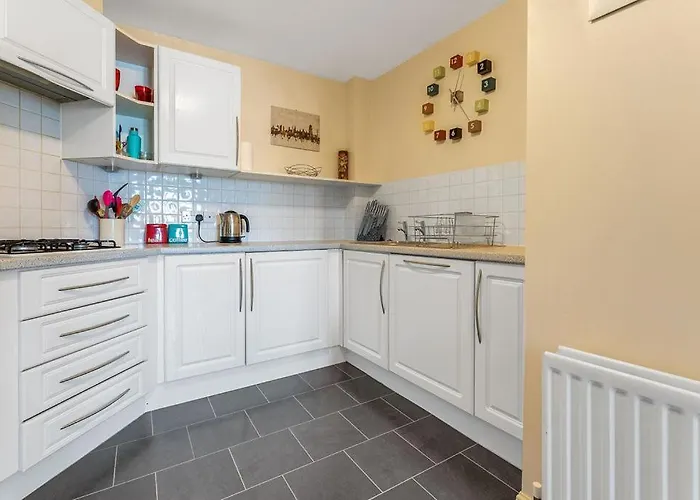 Modern 1br Flat - Free Parking + Lift Apartment