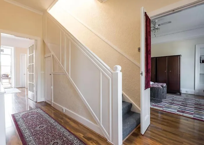 בית נופש Abercorn Semi-detached House