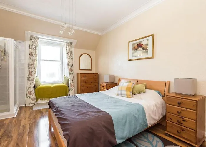 בית נופש Abercorn Semi-detached House אדינבורו