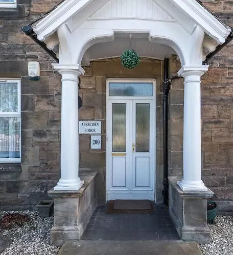 בית נופש Abercorn Semi-detached House *