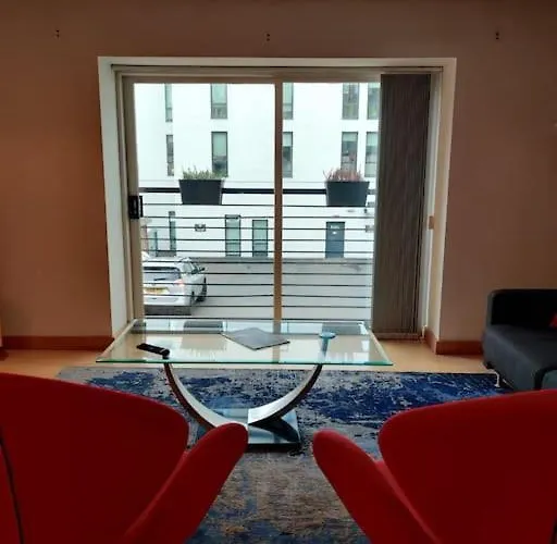 West End & Eicc With Parking Apartamento