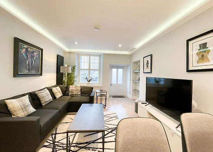 Modern 3 Bedroom Apartment, West End