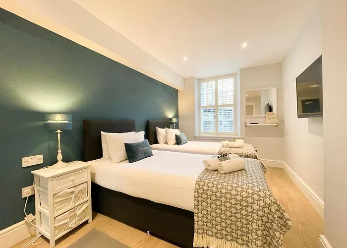 Modern 3 Bedroom Apartment, West End Edinburgh