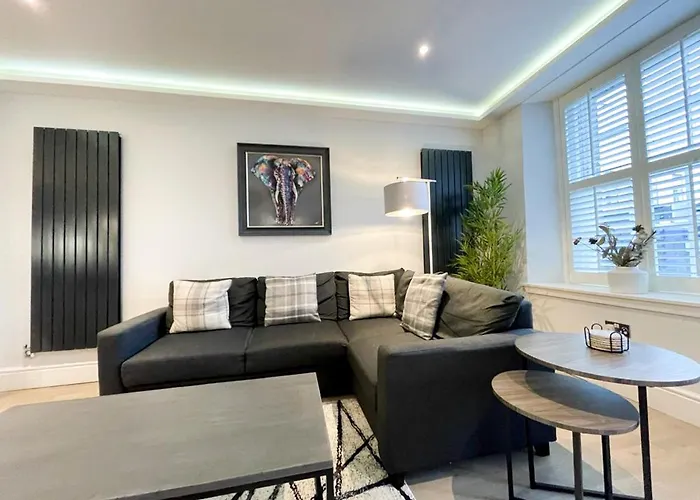 Modern 3 Bedroom Apartment, West End Edinburgh
