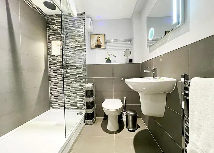 Modern 3 Bedroom Apartment, West End Daire *