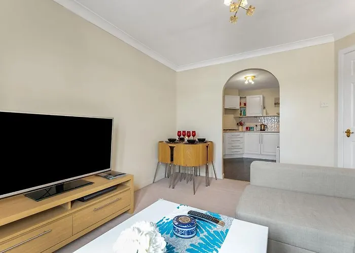 Apartment Modern 1br Flat - Free Parking + Lift