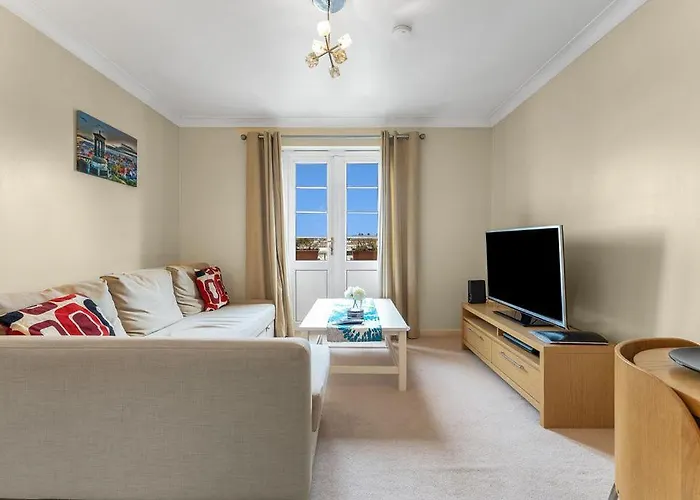 Modern 1br Flat - Free Parking + Lift Apartment