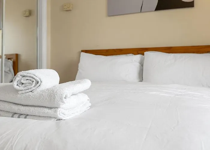 Modern 1br Flat - Free Parking + Lift Apartment *