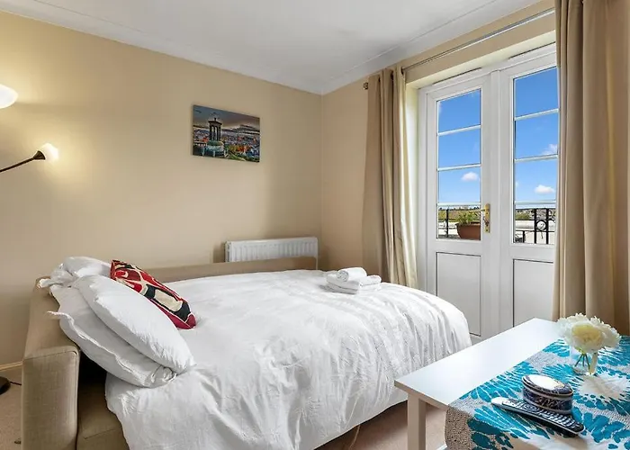 Modern 1br Flat - Free Parking + Lift Apartment