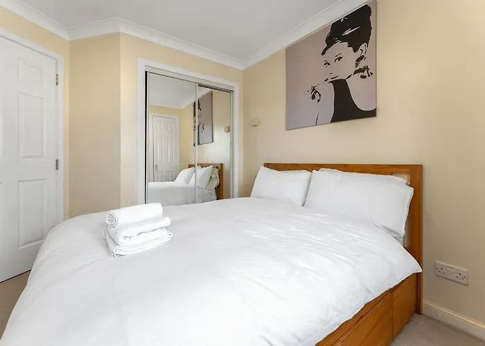 Modern 1br Flat - Free Parking + Lift Apartment