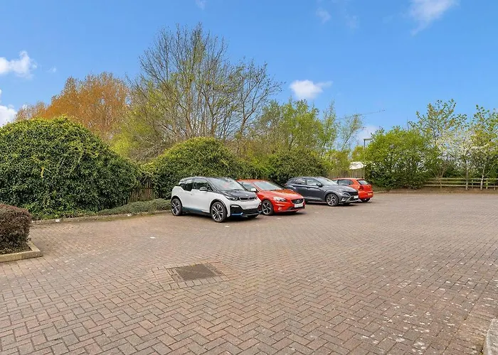 Apartment Modern 1br Flat - Free Parking + Lift *