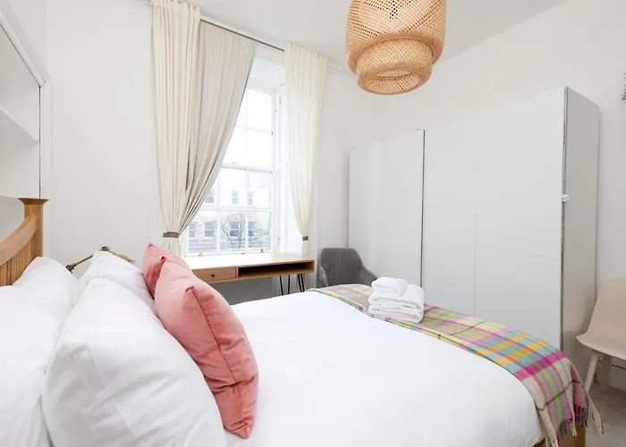 Joivy Bright And Modern Flat With Desk * Edinburgh