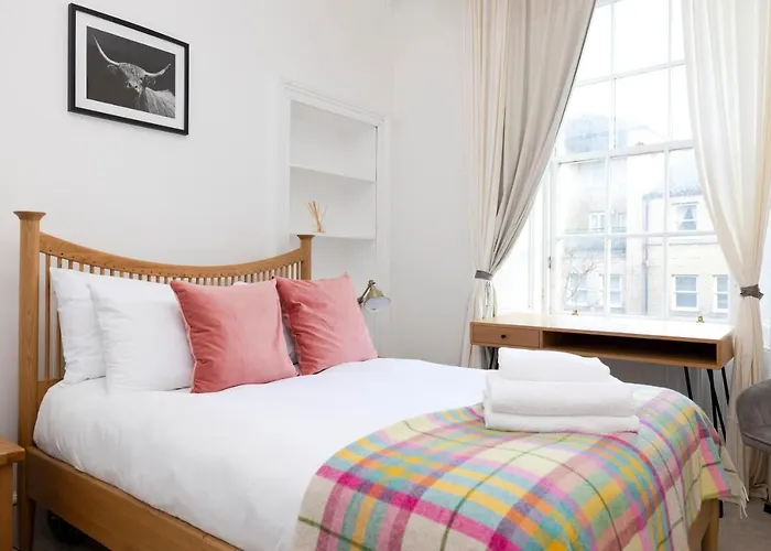 Apartment Joivy Bright And Modern Flat With Desk Edinburgh
