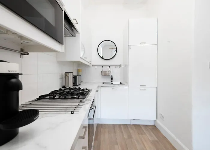 Joivy Bright And Modern Flat With Desk Edinburgh