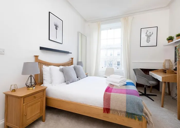 Joivy Bright And Modern Flat With Desk