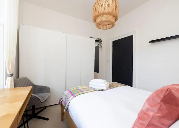 Joivy Bright And Modern Flat With Desk Edinburgh