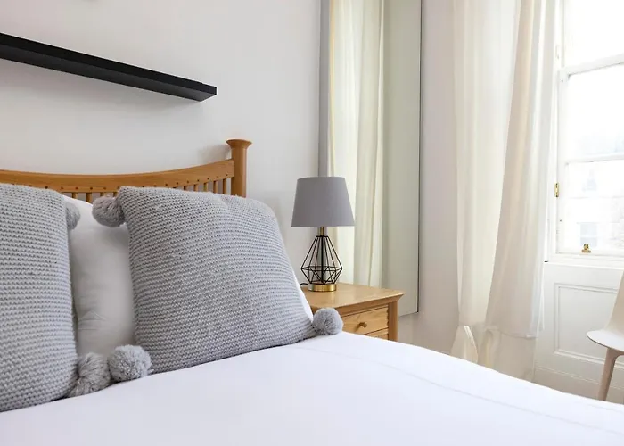 Joivy Bright And Modern Flat With Desk * Edinburgh