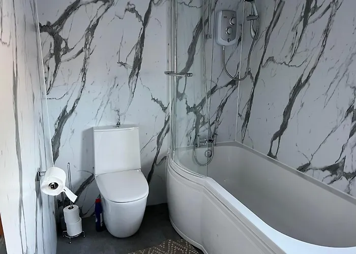 Prázdninový dům 4 Bed Near Airport