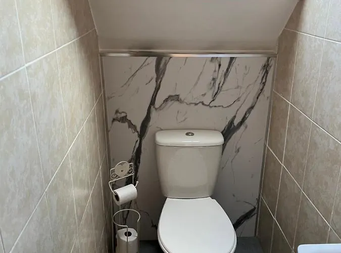 4 Bed Near Airport