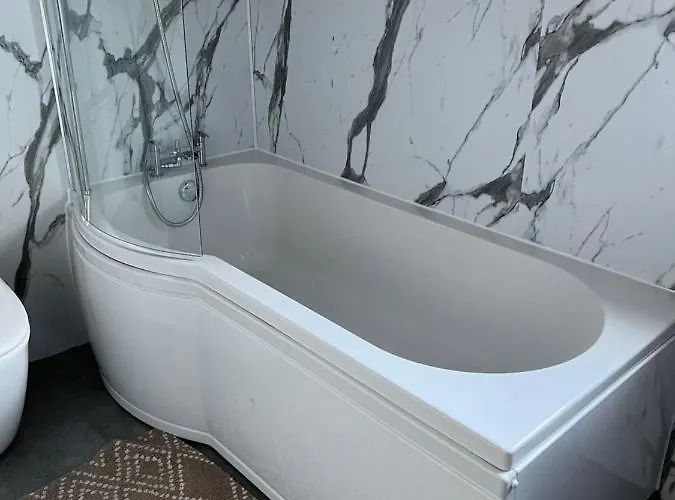 Prázdninový dům 4 Bed Near Airport