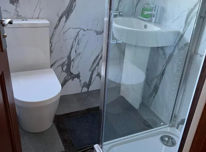 4 Bed Near Airport Prázdninový dům Edinburgh