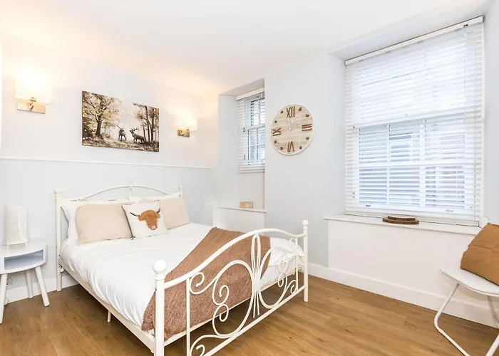 Luxury Modern 3 Bedroom In Centre *