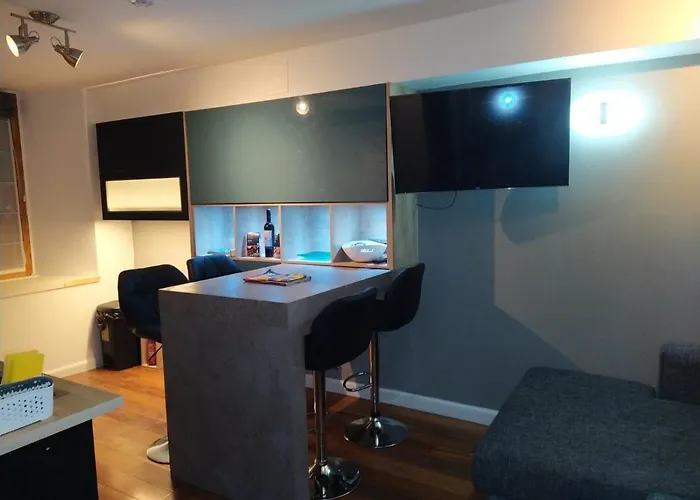 Lovely 2 Bedroom B-listed Converted Whisky Bond Apartment *
