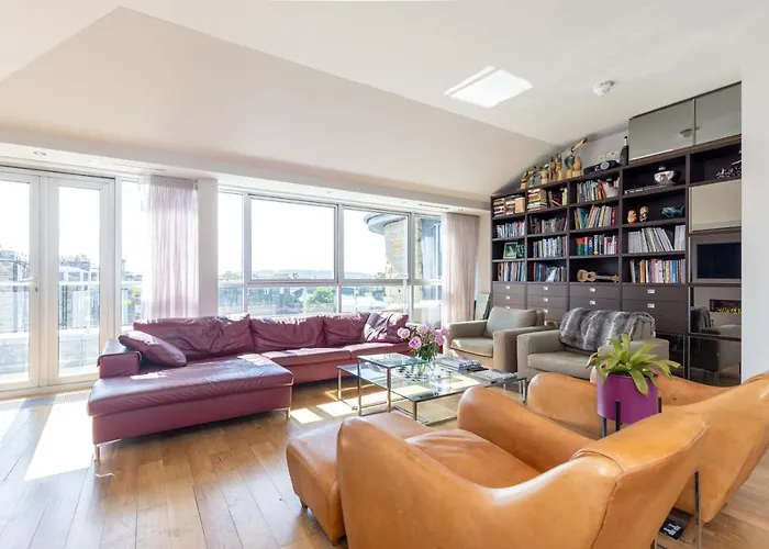 Joivy Beautiful Penthouse With Terrace & Jacuzzi شقة إدنبرة