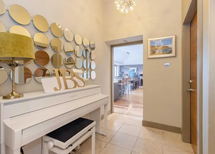 Joivy Beautiful Penthouse With Terrace & Jacuzzi إدنبرة