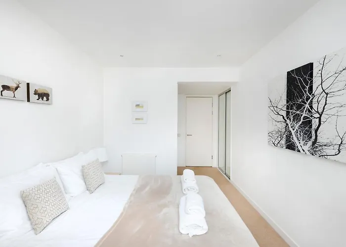 דירה Altido Elegant Flat Near The Meadows With Parking *