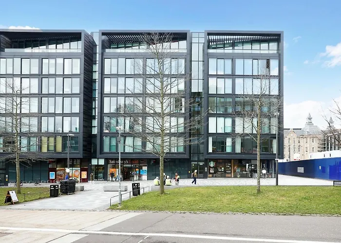 דירה Altido Elegant Flat Near The Meadows With Parking *